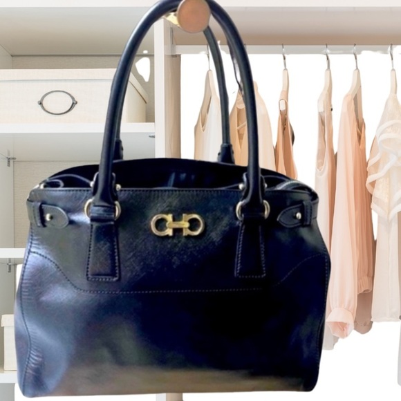 Salvatore Ferragamo Gancini Shoulder Bag GG-21D940 Black Leather - Picture 1 of 15